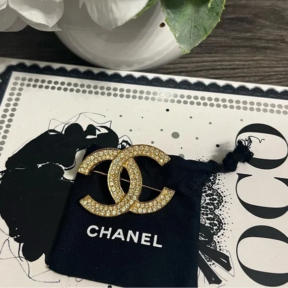 CHANEL Vintage Gold CC brooch with crystals